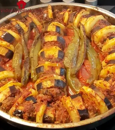 Akşama Ne Pişirsem Diye Düşünenler Buraya Sebzeli Tepsi Kebabı